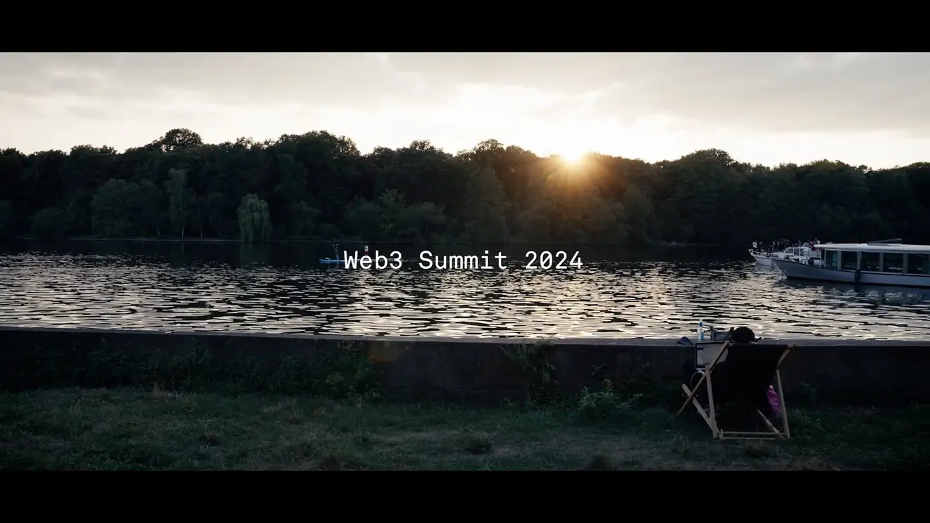 Le carton-titre Web3 Summit 2024 sur le lieu au bord du lac