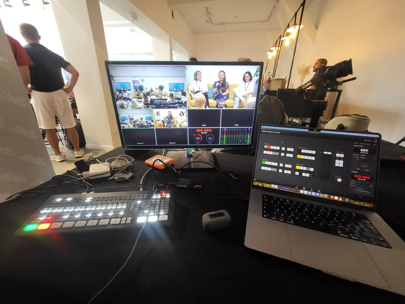 Une régie de diffusion de la coop avec plusieurs flux vidéo à l'écran