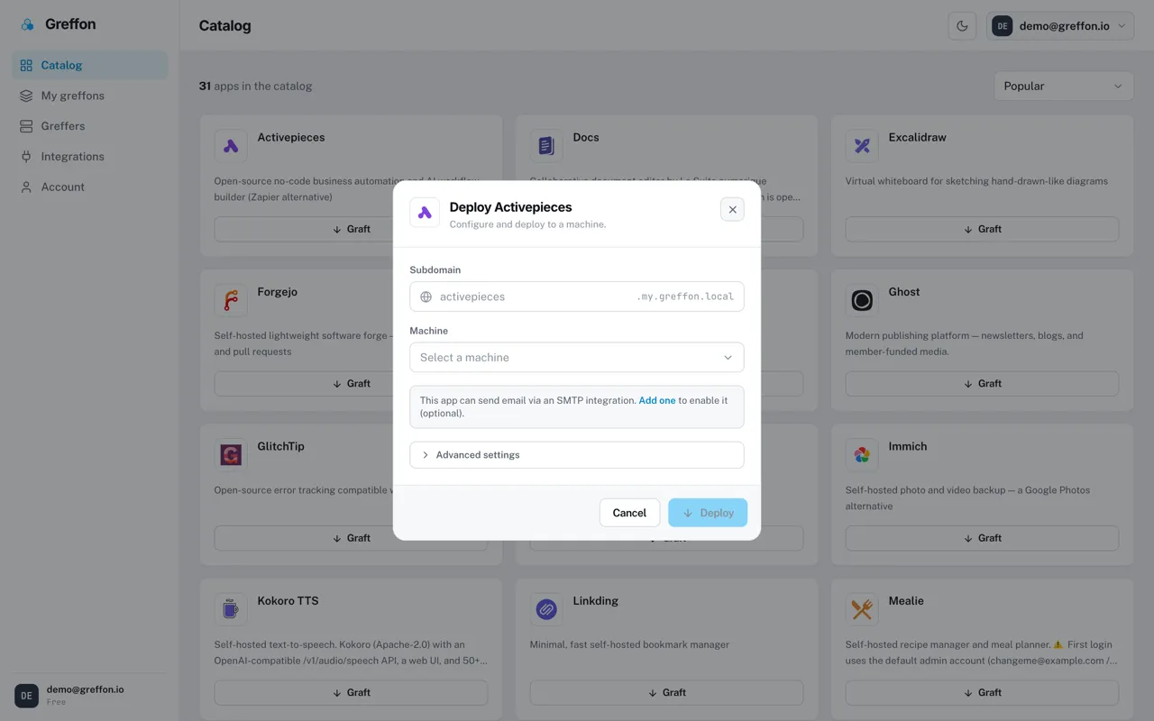 La fenêtre de déploiement de Greffon ouverte au-dessus du catalogue d’applications, avec un champ de sous-domaine, un sélecteur de machine, une note SMTP optionnelle et une section de réglages avancés repliée.