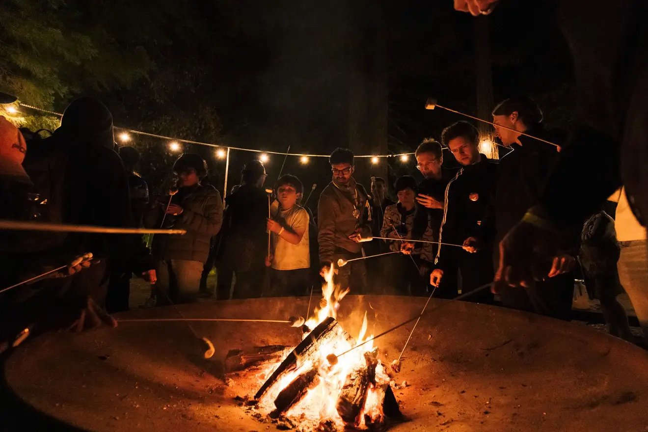Un cercle autour du feu à dWeb Camp, extrait de la captation