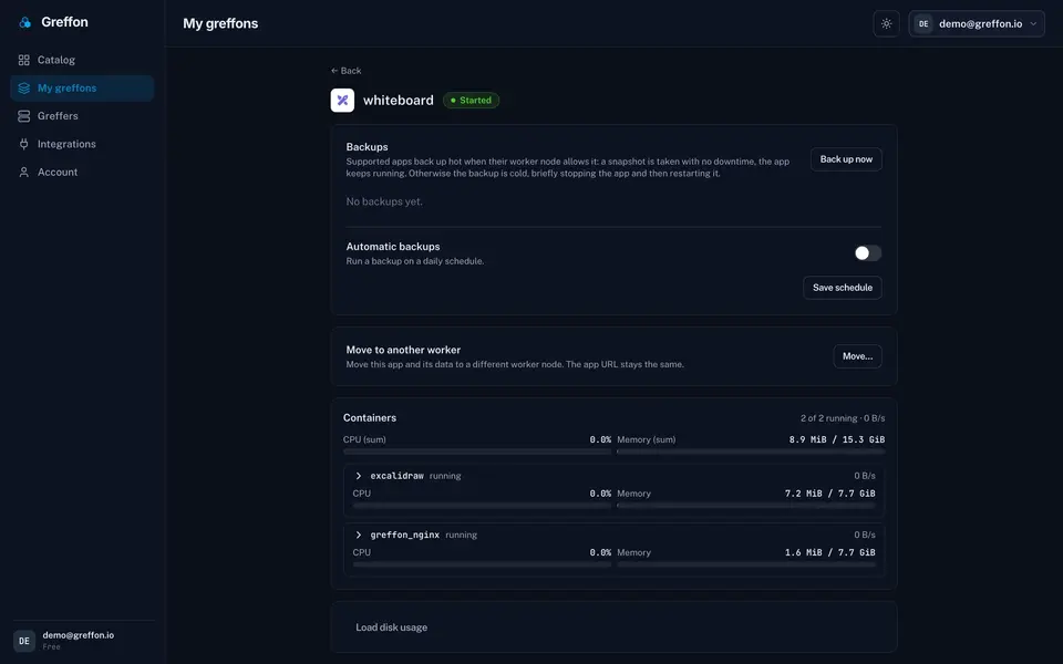 L’écran de détail d’une application — sauvegardes à chaud et à froid, planification automatique, déplacement vers un autre worker, et CPU et mémoire par conteneur en direct.