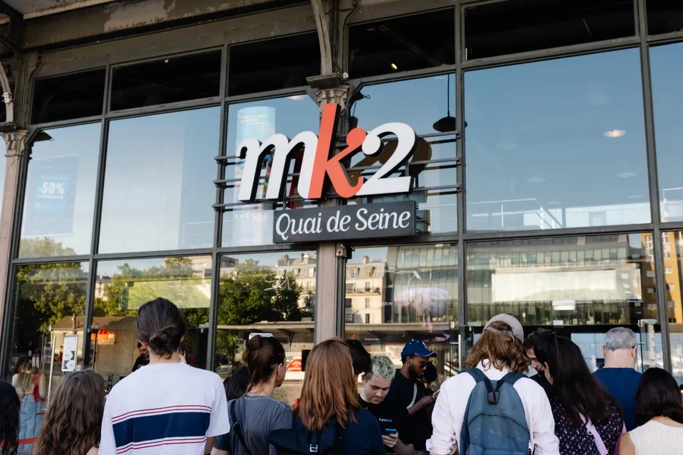 File d’attente devant le cinéma mk2 Quai de Seine à Paris.